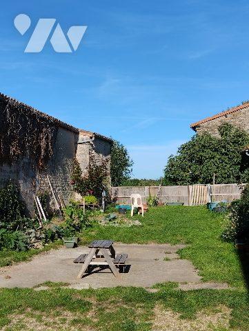 LONGERE A REHABILITER + 1 HECT. DE TERRE