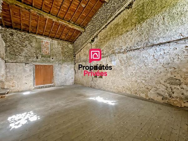 Immeuble en pierre avec garage, cour privative et fort potentiel d'aménagement