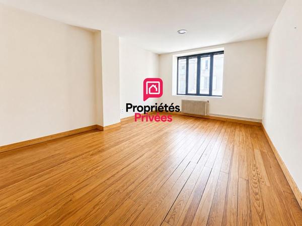 Immeuble en pierre avec garage, cour privative et fort potentiel d'aménagement