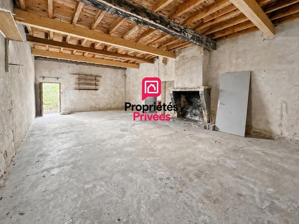 Immeuble en pierre avec garage, cour privative et fort potentiel d'aménagement