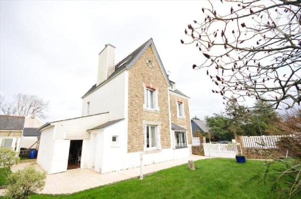 Riec, proche de toutes commodités, maison individuelle de caractère composée comme suit:Rez-de-...