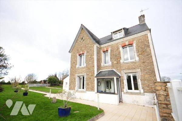 Riec, proche de toutes commodités, maison individuelle de caractère composée comme suit:Rez-de-...