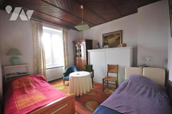 Riec, proche de toutes commodités, maison individuelle de caractère composée comme suit:Rez-de-...