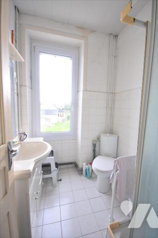 Riec, proche de toutes commodités, maison individuelle de caractère composée comme suit:Rez-de-...