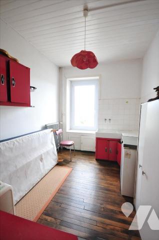 Riec, proche de toutes commodités, maison individuelle de caractère composée comme suit:Rez-de-...