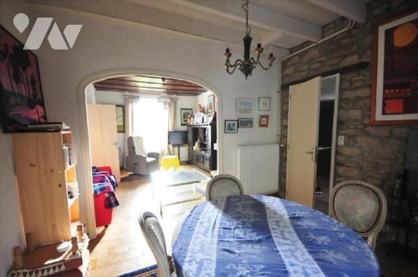 Riec, proche de toutes commodités, maison individuelle de caractère composée comme suit:Rez-de-...