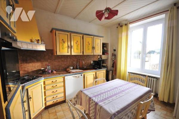 Riec, proche de toutes commodités, maison individuelle de caractère composée comme suit:Rez-de-...