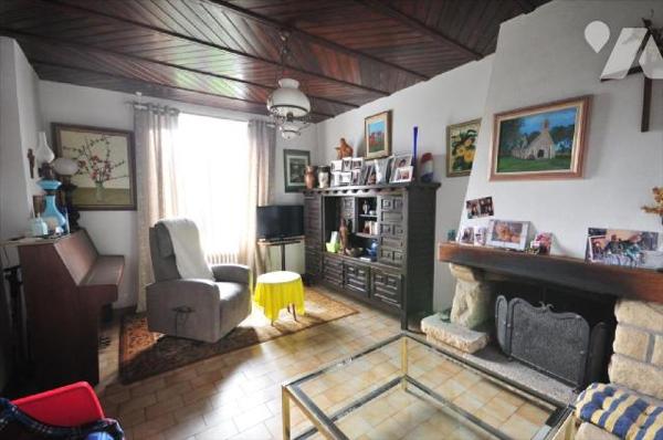 Riec, proche de toutes commodités, maison individuelle de caractère composée comme suit:Rez-de-...