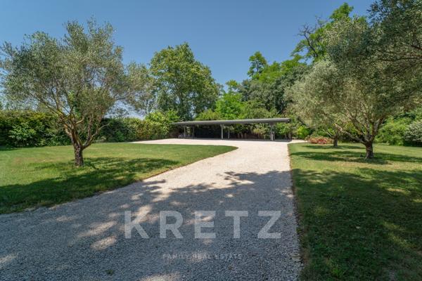 Avignon – Mas de caractère de 585 m² avec 8 suites et parc d’un hectare
