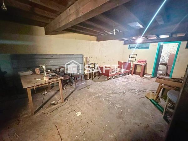 MAISON DE VILLAGE  A RENOVER AVEC UN SOUS SOL ET UN  PETIT EXTERIEUR