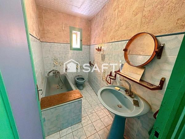 MAISON DE VILLAGE  A RENOVER AVEC UN SOUS SOL ET UN  PETIT EXTERIEUR