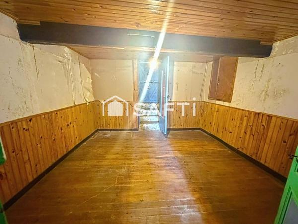MAISON DE VILLAGE  A RENOVER AVEC UN SOUS SOL ET UN  PETIT EXTERIEUR