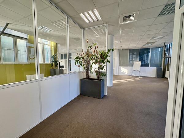 Local commercial de 220 m² – Secteur Quinconces / Banque de France