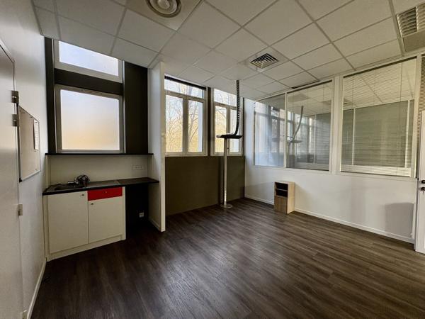 Local commercial de 220 m² – Secteur Quinconces / Banque de France