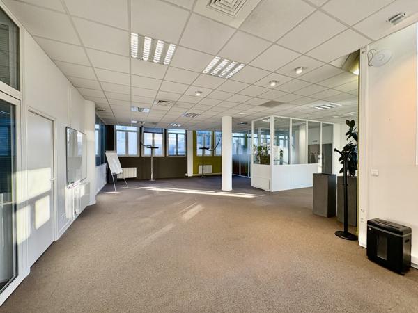 Local commercial de 220 m² – Secteur Quinconces / Banque de France
