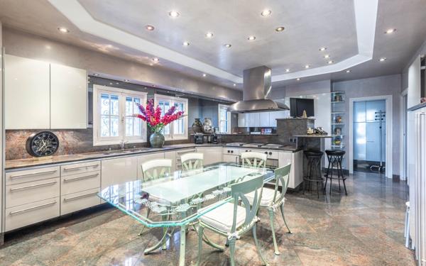 Maison à vendre    8 pièces • 360 m2 Nice