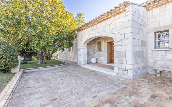 Maison à vendre    8 pièces • 360 m2 Nice