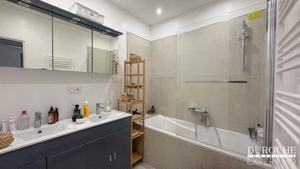 Caderousse – Appartement de plain-pied de plus de 100 m² avec terrasse et parking privé