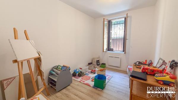 Caderousse – Appartement de plain-pied de plus de 100 m² avec terrasse et parking privé