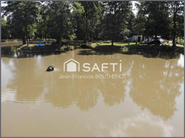 Terrain de loisirs avec son étang