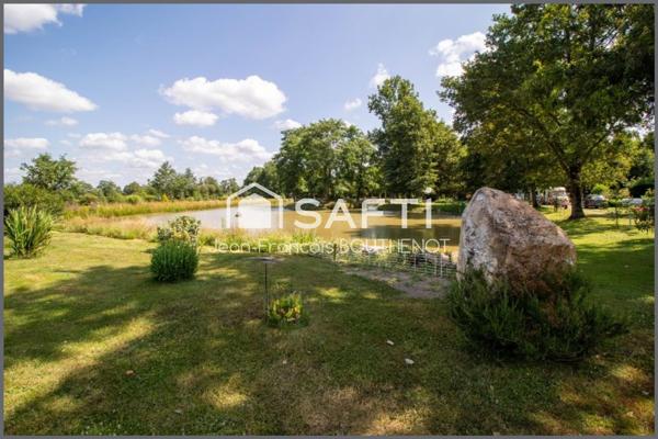Terrain de loisirs avec son étang
