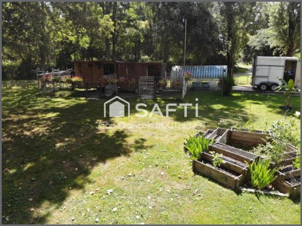 Terrain de loisirs avec son étang