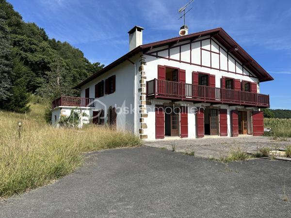 Nîchée dans un environnement calme et verdoyant , cette superbe propriété au charme basque offre un immense potentiel. 
idéale pour une grande famille, un projet de chambres d'hôtes ou un gîte touristique, elle bénéficie d'une vue imprenable sur la campagne environnante et d'une situation privilégiée.
La maison est actuellement divisée en deux espaces distincts, chacun avec son entrée indépendante.
Pour le 1er espace vous disposerez au rez de chaussée d'une grande pièce de vie, cuisine, une  chambre, salle de bains et wc indépendant.
L'étage dessert 3 chambres spacieuses
Un garage attenant complète ce bien.
Le deuxième espace dispose d'un vaste séjour avec cheminée donnant accès direct à la piscine,cuisine, une autre grande pièce à aménager au grè de vos envies,une chambre, une salle d'eau et WC indépendant.
A l'étage vous bénéficierez de 5 chambres supplémentaires , un dressing ,salle de bains et WC.
La parcelle de 5000 m2 est entièrement arboré et fleuri , offrant de beaux espaces de détente autour de la piscine et un cadre de vie paisible.
Travaux à prévoir mais un potentiel exceptionnel pour qui saura le sublimer .