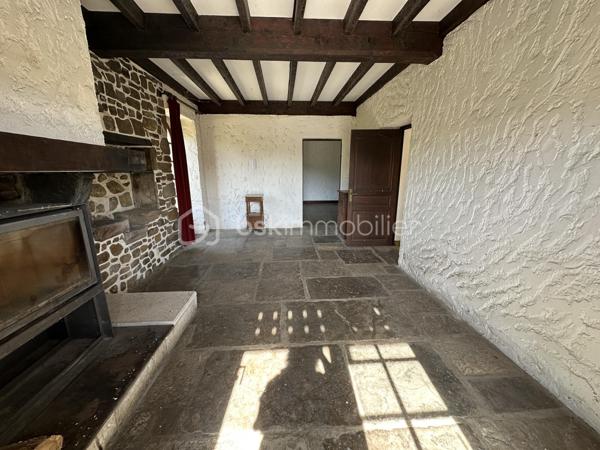 Nîchée dans un environnement calme et verdoyant , cette superbe propriété au charme basque offre un immense potentiel. 
idéale pour une grande famille, un projet de chambres d'hôtes ou un gîte touristique, elle bénéficie d'une vue imprenable sur la campagne environnante et d'une situation privilégiée.
La maison est actuellement divisée en deux espaces distincts, chacun avec son entrée indépendante.
Pour le 1er espace vous disposerez au rez de chaussée d'une grande pièce de vie, cuisine, une  chambre, salle de bains et wc indépendant.
L'étage dessert 3 chambres spacieuses
Un garage attenant complète ce bien.
Le deuxième espace dispose d'un vaste séjour avec cheminée donnant accès direct à la piscine,cuisine, une autre grande pièce à aménager au grè de vos envies,une chambre, une salle d'eau et WC indépendant.
A l'étage vous bénéficierez de 5 chambres supplémentaires , un dressing ,salle de bains et WC.
La parcelle de 5000 m2 est entièrement arboré et fleuri , offrant de beaux espaces de détente autour de la piscine et un cadre de vie paisible.
Travaux à prévoir mais un potentiel exceptionnel pour qui saura le sublimer .