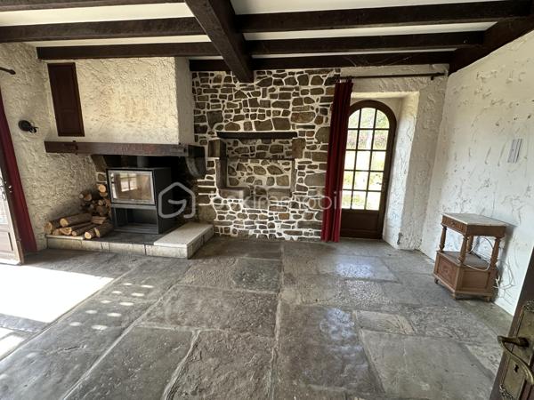 Nîchée dans un environnement calme et verdoyant , cette superbe propriété au charme basque offre un immense potentiel. 
idéale pour une grande famille, un projet de chambres d'hôtes ou un gîte touristique, elle bénéficie d'une vue imprenable sur la campagne environnante et d'une situation privilégiée.
La maison est actuellement divisée en deux espaces distincts, chacun avec son entrée indépendante.
Pour le 1er espace vous disposerez au rez de chaussée d'une grande pièce de vie, cuisine, une  chambre, salle de bains et wc indépendant.
L'étage dessert 3 chambres spacieuses
Un garage attenant complète ce bien.
Le deuxième espace dispose d'un vaste séjour avec cheminée donnant accès direct à la piscine,cuisine, une autre grande pièce à aménager au grè de vos envies,une chambre, une salle d'eau et WC indépendant.
A l'étage vous bénéficierez de 5 chambres supplémentaires , un dressing ,salle de bains et WC.
La parcelle de 5000 m2 est entièrement arboré et fleuri , offrant de beaux espaces de détente autour de la piscine et un cadre de vie paisible.
Travaux à prévoir mais un potentiel exceptionnel pour qui saura le sublimer .