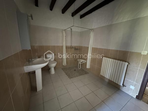 Nîchée dans un environnement calme et verdoyant , cette superbe propriété au charme basque offre un immense potentiel. 
idéale pour une grande famille, un projet de chambres d'hôtes ou un gîte touristique, elle bénéficie d'une vue imprenable sur la campagne environnante et d'une situation privilégiée.
La maison est actuellement divisée en deux espaces distincts, chacun avec son entrée indépendante.
Pour le 1er espace vous disposerez au rez de chaussée d'une grande pièce de vie, cuisine, une  chambre, salle de bains et wc indépendant.
L'étage dessert 3 chambres spacieuses
Un garage attenant complète ce bien.
Le deuxième espace dispose d'un vaste séjour avec cheminée donnant accès direct à la piscine,cuisine, une autre grande pièce à aménager au grè de vos envies,une chambre, une salle d'eau et WC indépendant.
A l'étage vous bénéficierez de 5 chambres supplémentaires , un dressing ,salle de bains et WC.
La parcelle de 5000 m2 est entièrement arboré et fleuri , offrant de beaux espaces de détente autour de la piscine et un cadre de vie paisible.
Travaux à prévoir mais un potentiel exceptionnel pour qui saura le sublimer .
