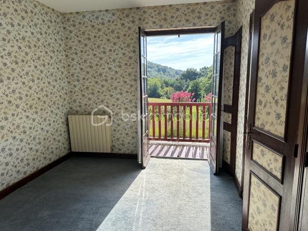 Nîchée dans un environnement calme et verdoyant , cette superbe propriété au charme basque offre un immense potentiel. 
idéale pour une grande famille, un projet de chambres d'hôtes ou un gîte touristique, elle bénéficie d'une vue imprenable sur la campagne environnante et d'une situation privilégiée.
La maison est actuellement divisée en deux espaces distincts, chacun avec son entrée indépendante.
Pour le 1er espace vous disposerez au rez de chaussée d'une grande pièce de vie, cuisine, une  chambre, salle de bains et wc indépendant.
L'étage dessert 3 chambres spacieuses
Un garage attenant complète ce bien.
Le deuxième espace dispose d'un vaste séjour avec cheminée donnant accès direct à la piscine,cuisine, une autre grande pièce à aménager au grè de vos envies,une chambre, une salle d'eau et WC indépendant.
A l'étage vous bénéficierez de 5 chambres supplémentaires , un dressing ,salle de bains et WC.
La parcelle de 5000 m2 est entièrement arboré et fleuri , offrant de beaux espaces de détente autour de la piscine et un cadre de vie paisible.
Travaux à prévoir mais un potentiel exceptionnel pour qui saura le sublimer .