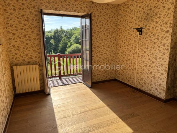 Nîchée dans un environnement calme et verdoyant , cette superbe propriété au charme basque offre un immense potentiel. 
idéale pour une grande famille, un projet de chambres d'hôtes ou un gîte touristique, elle bénéficie d'une vue imprenable sur la campagne environnante et d'une situation privilégiée.
La maison est actuellement divisée en deux espaces distincts, chacun avec son entrée indépendante.
Pour le 1er espace vous disposerez au rez de chaussée d'une grande pièce de vie, cuisine, une  chambre, salle de bains et wc indépendant.
L'étage dessert 3 chambres spacieuses
Un garage attenant complète ce bien.
Le deuxième espace dispose d'un vaste séjour avec cheminée donnant accès direct à la piscine,cuisine, une autre grande pièce à aménager au grè de vos envies,une chambre, une salle d'eau et WC indépendant.
A l'étage vous bénéficierez de 5 chambres supplémentaires , un dressing ,salle de bains et WC.
La parcelle de 5000 m2 est entièrement arboré et fleuri , offrant de beaux espaces de détente autour de la piscine et un cadre de vie paisible.
Travaux à prévoir mais un potentiel exceptionnel pour qui saura le sublimer .