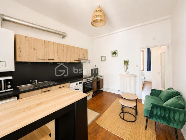DIJON GARE : Situé rue Guillaume Tell, joli appartement deux pièces de 28m²  idéalement placé pour investissement locatif. 
L'appartement est traversant, situé au deuxième étage /3 d'un immeuble ancien. 
Vendu entièrement meublé et donc prêt à être reloué ( dernier loyer 590 euros( 540 + 50 de charges))
Cuisine aménagée et équipée récente, chauffage individuel Gaz, double vitrage, taxe foncière 500 euros. 
DPE D / charges de copropriété 700 euros / an.