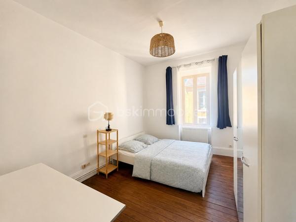 DIJON GARE : Situé rue Guillaume Tell, joli appartement deux pièces de 28m²  idéalement placé pour investissement locatif. 
L'appartement est traversant, situé au deuxième étage /3 d'un immeuble ancien. 
Vendu entièrement meublé et donc prêt à être reloué ( dernier loyer 590 euros( 540 + 50 de charges))
Cuisine aménagée et équipée récente, chauffage individuel Gaz, double vitrage, taxe foncière 500 euros. 
DPE D / charges de copropriété 700 euros / an.