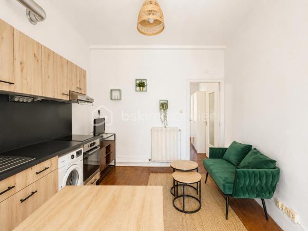 DIJON GARE : Situé rue Guillaume Tell, joli appartement deux pièces de 28m²  idéalement placé pour investissement locatif. 
L'appartement est traversant, situé au deuxième étage /3 d'un immeuble ancien. 
Vendu entièrement meublé et donc prêt à être reloué ( dernier loyer 590 euros( 540 + 50 de charges))
Cuisine aménagée et équipée récente, chauffage individuel Gaz, double vitrage, taxe foncière 500 euros. 
DPE D / charges de copropriété 700 euros / an.
