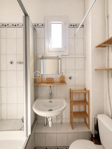 DIJON GARE : Situé rue Guillaume Tell, joli appartement deux pièces de 28m²  idéalement placé pour investissement locatif. 
L'appartement est traversant, situé au deuxième étage /3 d'un immeuble ancien. 
Vendu entièrement meublé et donc prêt à être reloué ( dernier loyer 590 euros( 540 + 50 de charges))
Cuisine aménagée et équipée récente, chauffage individuel Gaz, double vitrage, taxe foncière 500 euros. 
DPE D / charges de copropriété 700 euros / an.