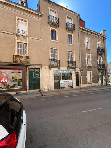 DIJON GARE : Situé rue Guillaume Tell, joli appartement deux pièces de 28m²  idéalement placé pour investissement locatif. 
L'appartement est traversant, situé au deuxième étage /3 d'un immeuble ancien. 
Vendu entièrement meublé et donc prêt à être reloué ( dernier loyer 590 euros( 540 + 50 de charges))
Cuisine aménagée et équipée récente, chauffage individuel Gaz, double vitrage, taxe foncière 500 euros. 
DPE D / charges de copropriété 700 euros / an.