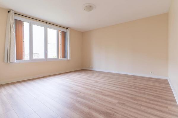 Studio de 40 m2 - 10 mn à pied du RER A - cave et place de parking