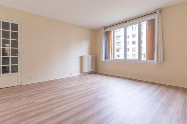 Studio de 40 m2 - 10 mn à pied du RER A - cave et place de parking