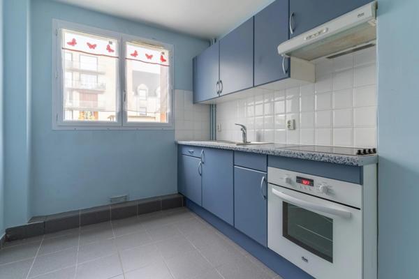 Studio de 40 m2 - 10 mn à pied du RER A - cave et place de parking