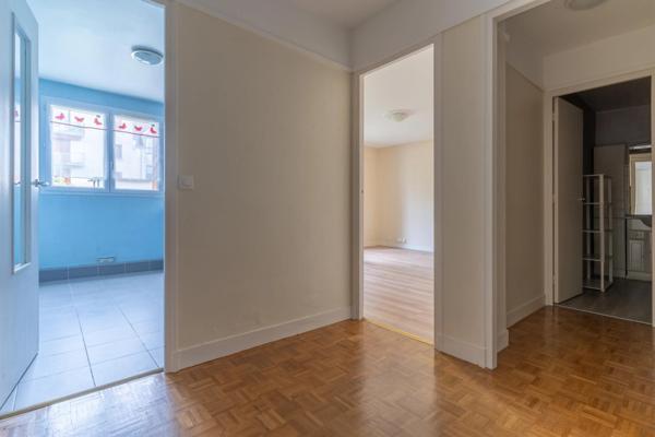 Studio de 40 m2 - 10 mn à pied du RER A - cave et place de parking