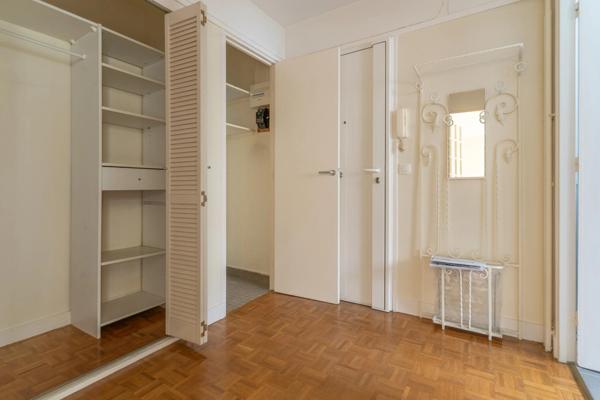 Studio de 40 m2 - 10 mn à pied du RER A - cave et place de parking