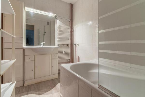 Studio de 40 m2 - 10 mn à pied du RER A - cave et place de parking