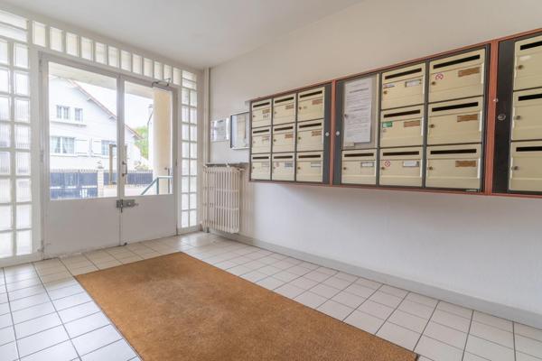 Studio de 40 m2 - 10 mn à pied du RER A - cave et place de parking