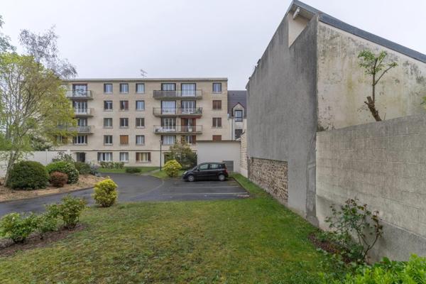 Studio de 40 m2 - 10 mn à pied du RER A - cave et place de parking