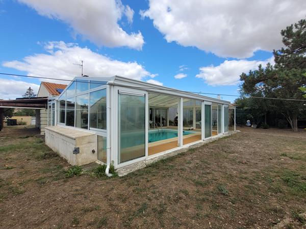 Maison de plain-pied avec piscine à La Jarrie