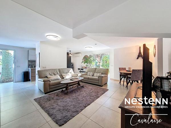 Appartement bas de villa d'environ 78 m² proche plages, avec jardin, terrasses et piscine