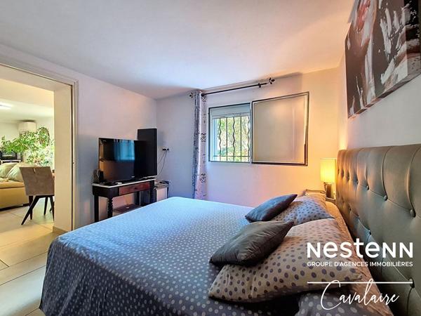 Appartement bas de villa d'environ 78 m² proche plages, avec jardin, terrasses et piscine