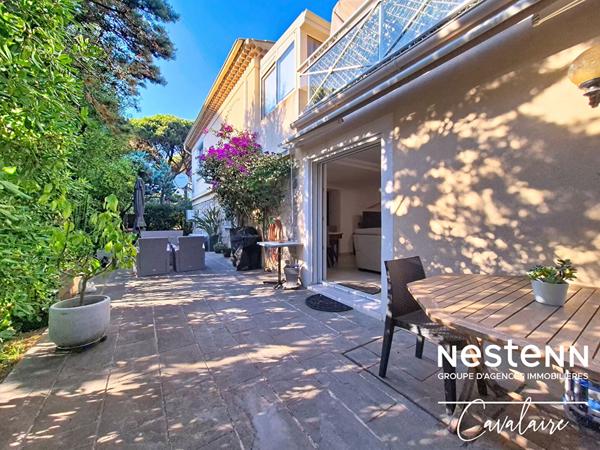 Appartement bas de villa d'environ 78 m² proche plages, avec jardin, terrasses et piscine