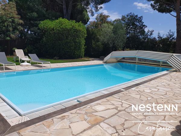 Appartement bas de villa d'environ 78 m² proche plages, avec jardin, terrasses et piscine